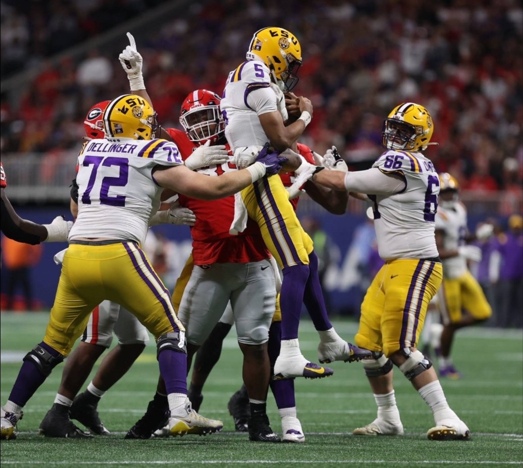 NateDawgUga's tweet photo. Has to be Jalen Carter picking up Jayden Daniels. https://t.co/Y4xAIhn8Bf