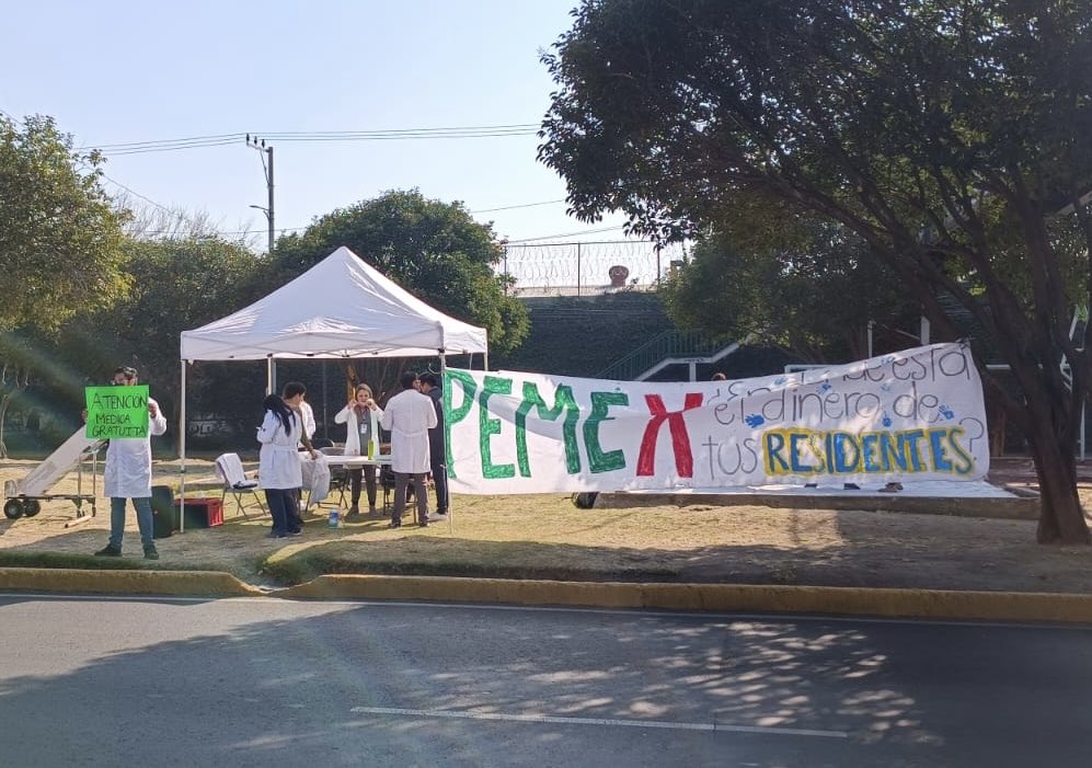 Médicos residentes del hospital central norte de PEMEX dan atención médica gratuita en las inmediaciones de Azcapotzalco como protesta ante la falta de pago de aguinaldo y contratos irregulares por parte de la empresa.