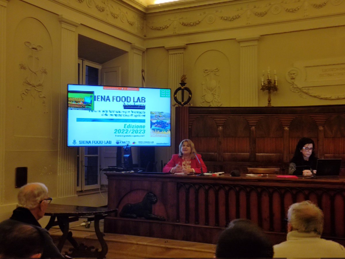 SantachiaraLab's tweet photo. Live now!
📍 Rettorato @unisiena terza lezione #SienaFoodLabAcademy.
👉@rosannazari spiega la condizionalità rafforzata della nuova #PAC, esaminando regole e normative per accedere ai finanziamenti.
#SienaFoodLab #2030Agenda #EUFarm2Fork #SDGs https://t.co/McY49LhiFQ