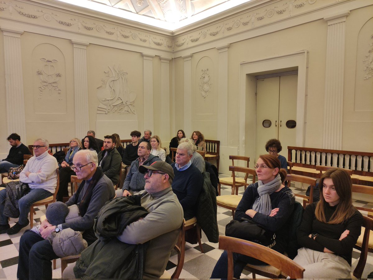 SantachiaraLab's tweet photo. Live now!
📍 Rettorato @unisiena terza lezione #SienaFoodLabAcademy.
👉@rosannazari spiega la condizionalità rafforzata della nuova #PAC, esaminando regole e normative per accedere ai finanziamenti.
#SienaFoodLab #2030Agenda #EUFarm2Fork #SDGs https://t.co/McY49LhiFQ