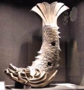 Shachibee, a mythical half-fish creature, is the mascot of Kumamoto City Museum and is based on a statue in the museum. 