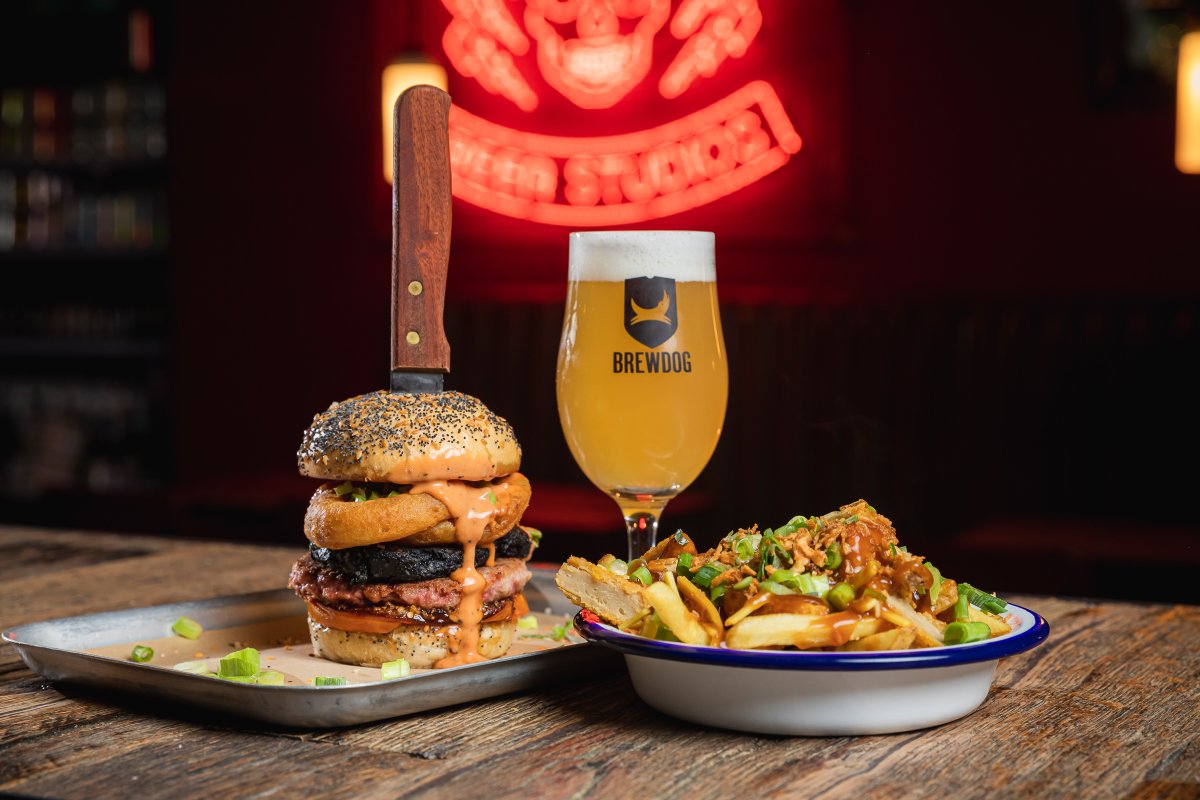 DrafthouseTB's tweet photo. 🌟VEGAN ALL STARS🌟 

Just available this month!

⭐️Brewdog and beyond burguer
⭐️Temple of seitan bbq wings
⭐️Loaded skins
⭐️This isn’t chicken gravy cheese fries

Better paired with Vegan Mondays 2-4-1😉

#veganlondon #venganlondoner #veganuk https://t.co/LKXnecjRFe