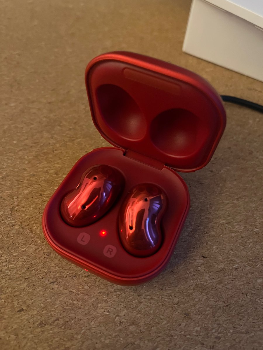ondrabenes's tweet photo. A nebo zkusím něco úplně jiného, tyhle fazolky mě zaujaly už když je představili, teda krom ceny. Ale nyní stojí víceméně jak výměna baterky v AirPods tak tomu dám šanci a jako bonus se v nich celkem jednoduše dá vyměnit baterka. https://t.co/uvXpsUj7F1