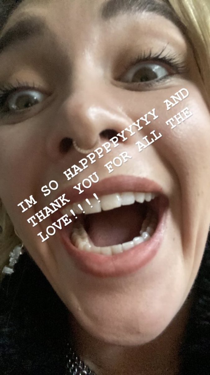 FlorencePughES's tweet photo. Ya echaba de menos un selfie de Flo 🥹 https://t.co/pNMptZpFRN