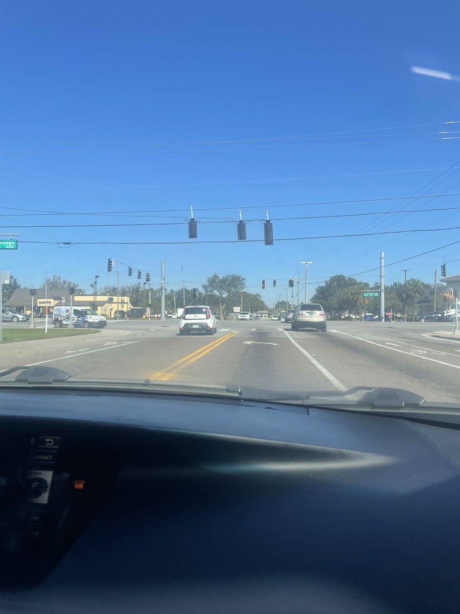 7FigUsa's tweet photo. This why car insurance so expensive in Tampa https://t.co/7NC4wDt28t