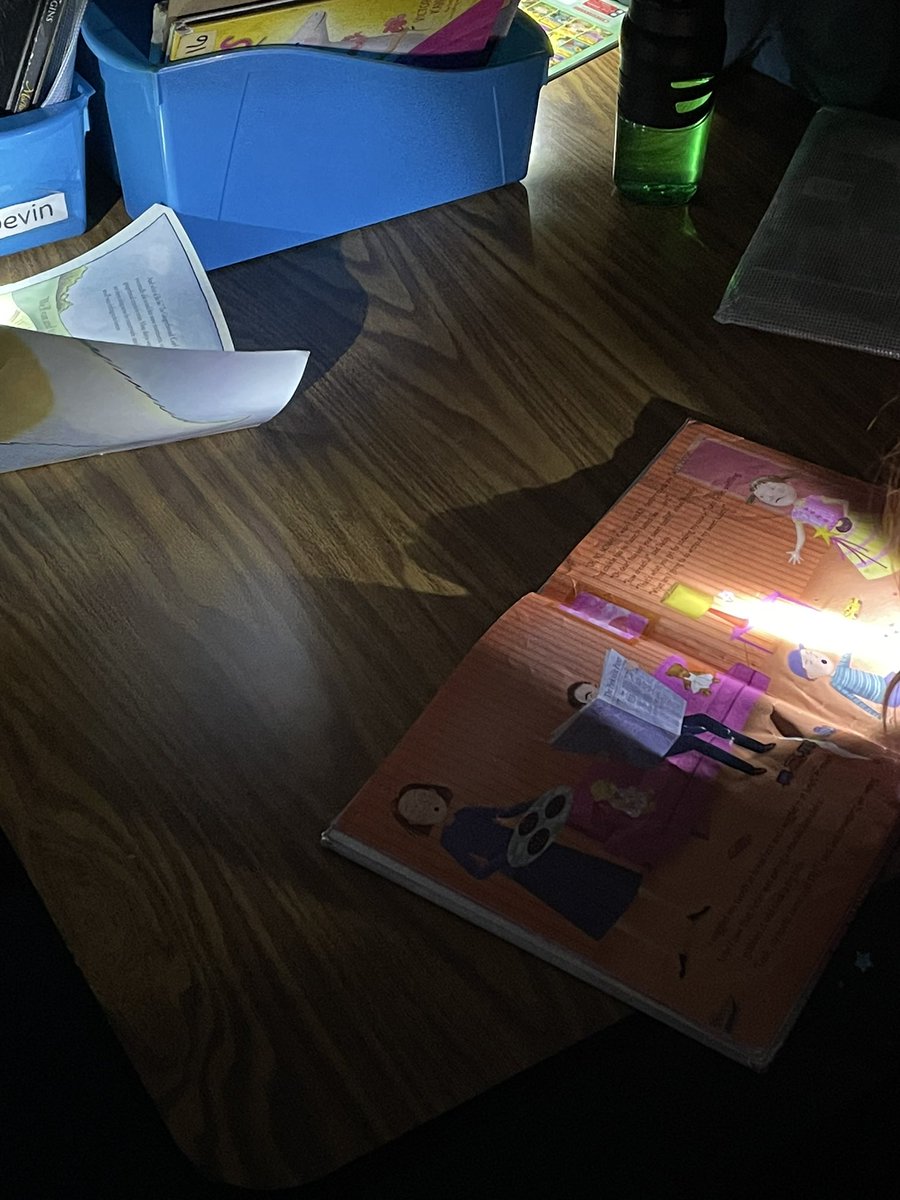 trustingreaders's tweet image. K teachers know how to make every day magical. Dark and gloomy outside means flashlight reading. #Independentreading