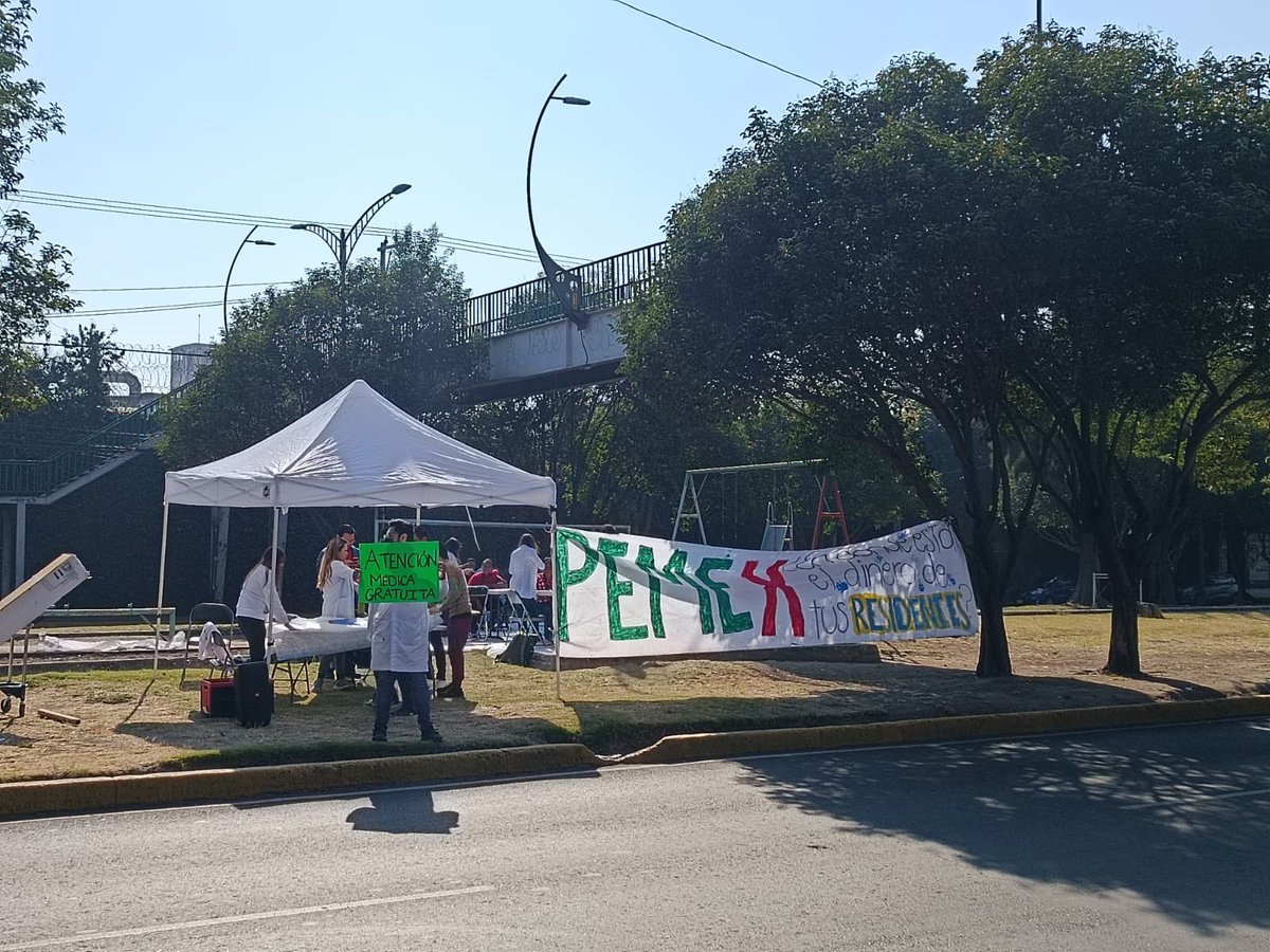 Hoy en avenida Tezozomoc, residentes de Hospital Central Norte de <a href="/Pemex/">Petróleos Mexicanos</a>, como forma de protesta a los continuos abusos por parte de la empresa, que no resuelve y solo da vueltas sobre la misma explicación.
#residentespemex