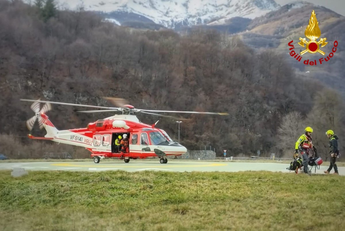 vigilidelfuoco's tweet photo. Tre escursionisti in difficoltà recuperati in buone condizioni di salute. Oggi pomeriggio l'intervento dell'elicottero dei #vigilidelfuoco sul Monte Zuccone Campelli (LC) a 2.100 metri di quota #12gennaio https://t.co/0z4YT5tE4h