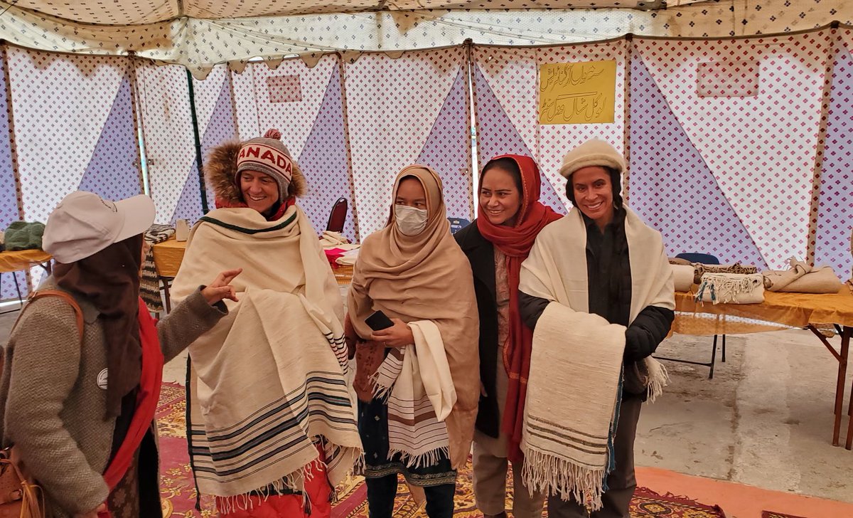 Scanlon_Leslie's tweet photo. What a warm welcome ๐ค! We had a fantastic time. From hockey (of course ๐) to local women entrepreneurs (who make great products as you can see from what I bought !) to great food, ๐, tug of war, traditional ๐ถ and more! #SustainableEconomicDevelopment ๐ #Ghanche #GB ๐ฅ
๐๐ป https://t.co/oleBjZ2vz9
