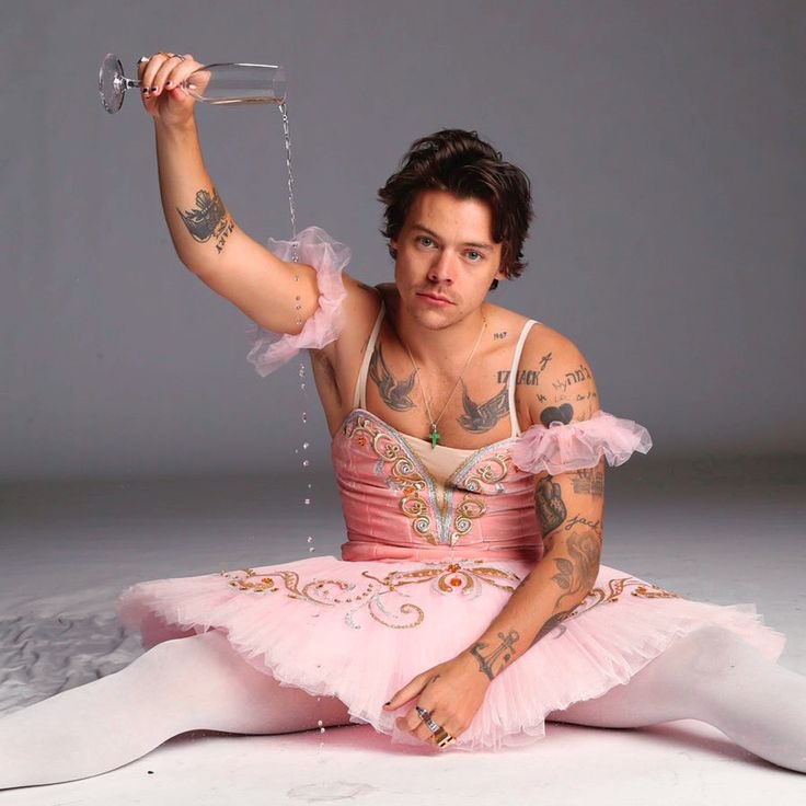 OliLondonTV's tweet photo. Harry Styles is not a REAL man #harrystyles https://t.co/Qj79N98TMy