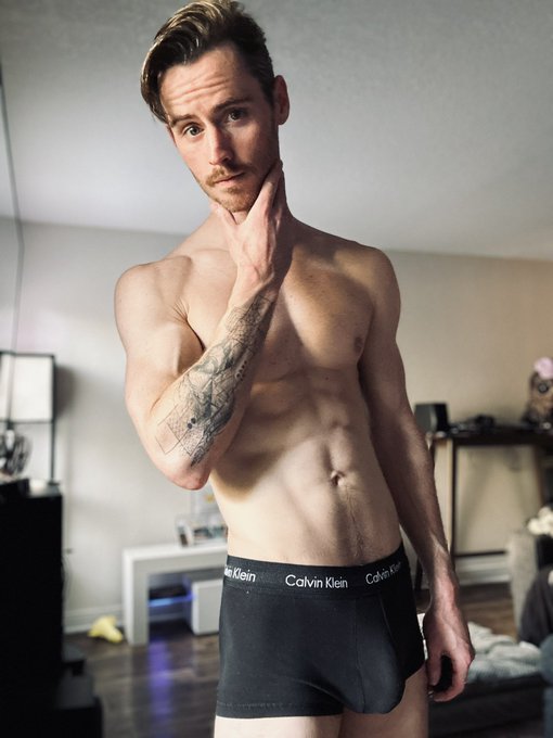 Let&rsquo;s give the people something to talk about. Show me ur booty shorts. 👀 https://t.co/x8bCqjxNEN