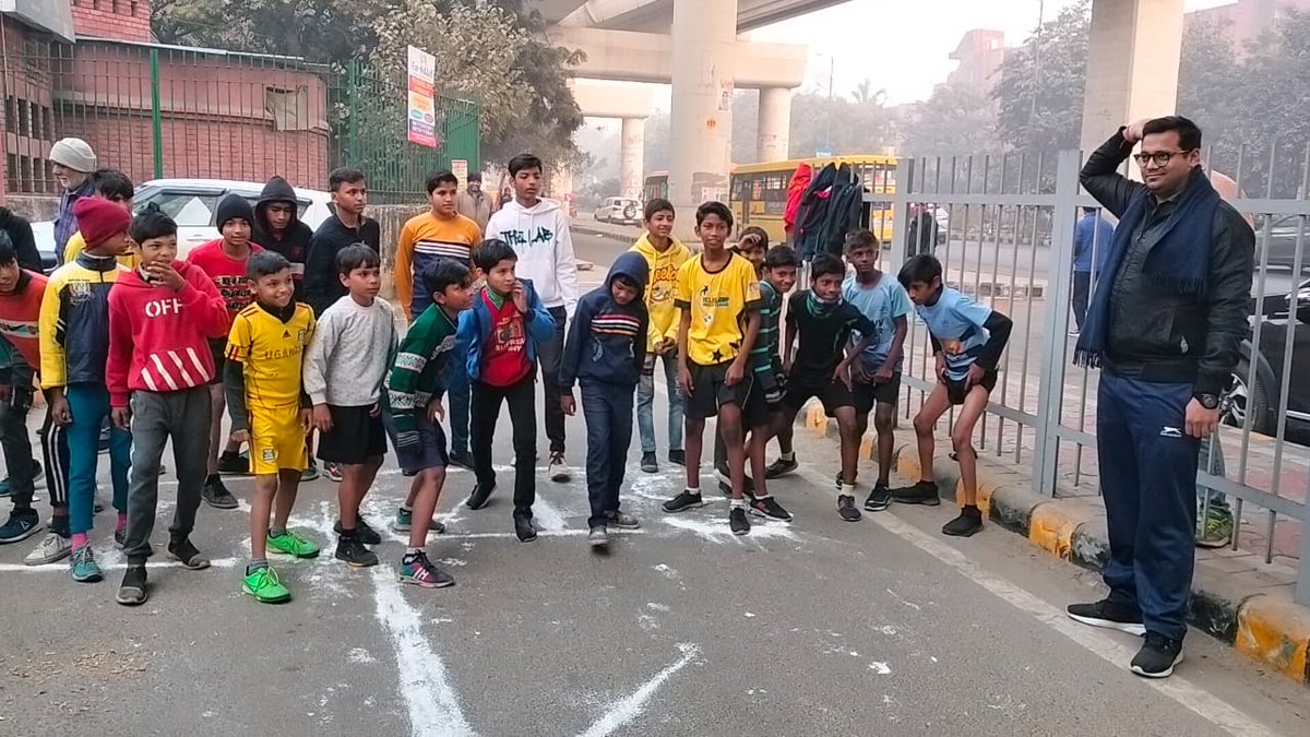 FuturesHope29's tweet photo. Future's Hope &amp; TreeCrazeFoundation के तत्वाधान में राष्ट्रीय युवा दिवाद एवं स्वामी विवेकानन्द जी की 160वीं जन्मजयंती के उपलक्ष्य में पटपड़गंज आई.पी. एक्सटेन्शन मे मिनी मैराथन एवं पुष्पांजलि समारोह आयोजित किया गया कार्यक्रम में 80 बच्चों ने अपनी सहभागिता दी।1/2
#SwamiVivekananda https://t.co/47OupIIhXt