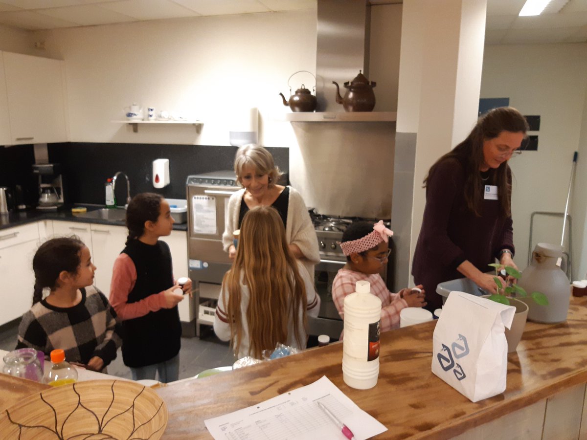 PiezoTalentenAc's tweet photo. De TalentenAcademie Buytenwegh #uiterlijke #verzorging is gestart! 
Kennismaken met nieuwe gezichten én ontdekken welke #beroepen jij leuk vindt! Vandaag hebben we iets gemaakt om je gebit te verzorgen: tandpasta #DIY @wijkregisseurBL https://t.co/KKSllNjP1W
