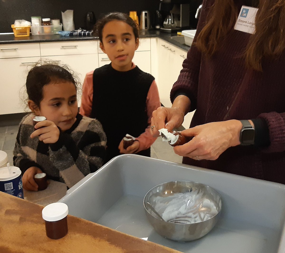 De TalentenAcademie Buytenwegh #uiterlijke #verzorging is gestart! 
Kennismaken met nieuwe gezichten én ontdekken welke #beroepen jij leuk vindt! Vandaag hebben we iets gemaakt om je gebit te verzorgen: tandpasta #DIY <a href="/wijkregisseurBL/">Sabrina Verbarendse</a>
