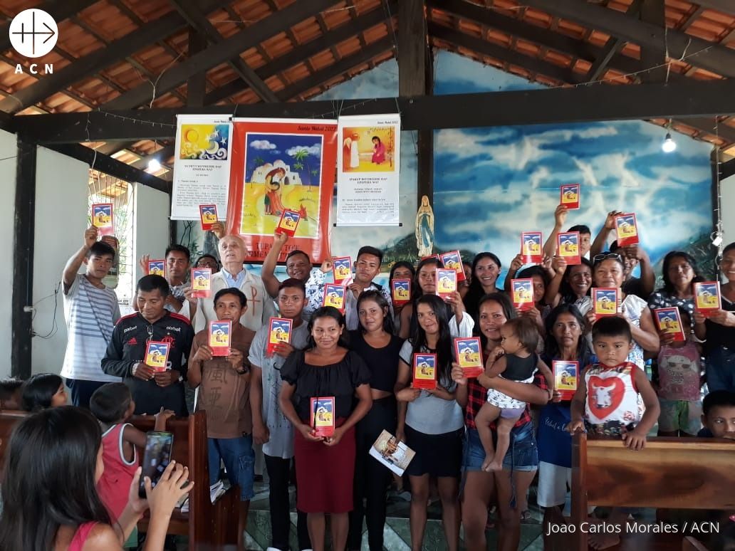 ACN has distributed a new translation of its Child’s Bible to the Amazonian Sateré-Mawé people, who at last can learn God’s word in their own language! More than 1000 copies have been distributed to around 30 Sateré-Mawé communities who live in Andirá and Marau regions, Brazil 🙏