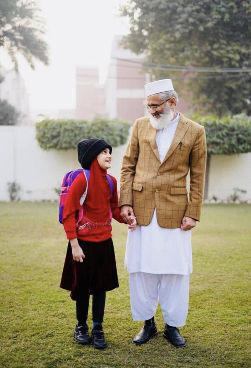 Bahar_Momand's tweet photo. سراج لالا د خپلې ماشومې لور سره ولاړ دی.ماشومه لور یې د سکول په جامو کې ده دا هم لویه د خوشالۍ خبره ده.دغه عکس چې د لالا په پیج اولیدو نو ورته مې تک سور زړه هم جوړ کړو.خو نیغ مې ذهن کې د افغان وطن د جونو سکولونه ودریدل چې بغېر د څه دلیله او منطقه بند دي . https://t.co/Ex41J1DYbf