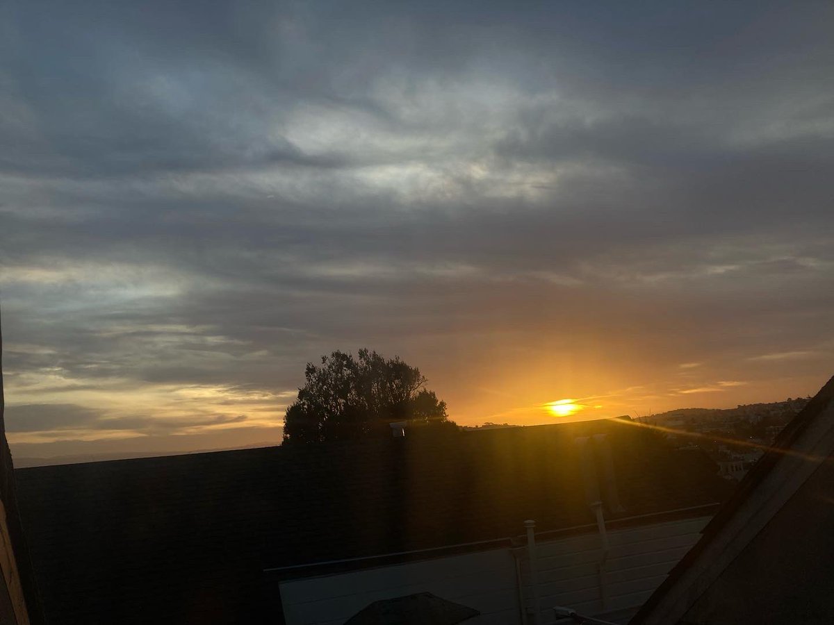 shivaunsay's tweet photo. Feels like the first day in over a week there hasn’t been rain in the morning… Time to obtain food & go to the Post Office without an umbrella or rain boots. Three more storms coming in starting tomorrow… #sanfranciscosunrise #overtherooftops #breakintherain https://t.co/iruBiRQt0O