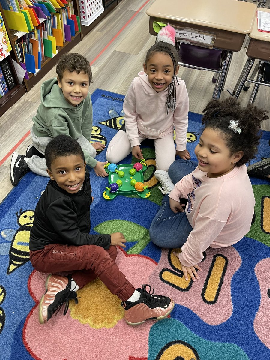 MrsCampbellWMHV's tweet photo. Rainy days call for board games at recess!!! 🌧️ ☔️ #wmtitanpride @WestMifflinArea @HomevilleEleme1 #homevillehasheart #Kindergarten #insiderecess #boardgames https://t.co/53K23DpeBM