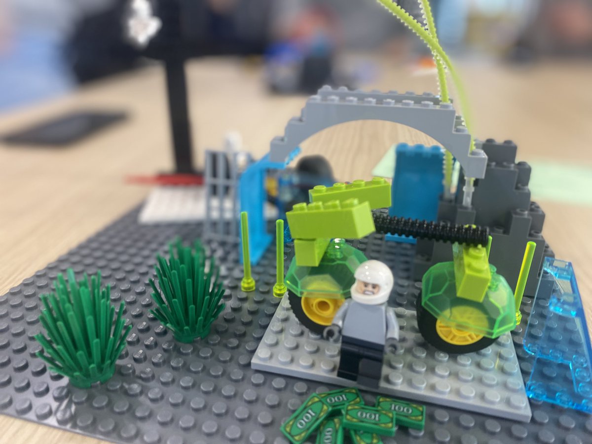 Ganztägiger LEGO® Serious Play® Workshop an der #helmutschmidtschule. Schüler:innen entwickeln mithilfe von <a href="/LEGOSERIOUSPLAY/">SERIOUS PLAY</a> Ziele für das kommende Geschäftsjahr für ihr Modellunternehmen. Beeindruckende Ergebnisse, starke Teamarbeit <a href="/anscharf/">Andre Scharf (@anscharf@mastodon.social)</a>,jana,dennis #agil #twlz #hbedu #bbs