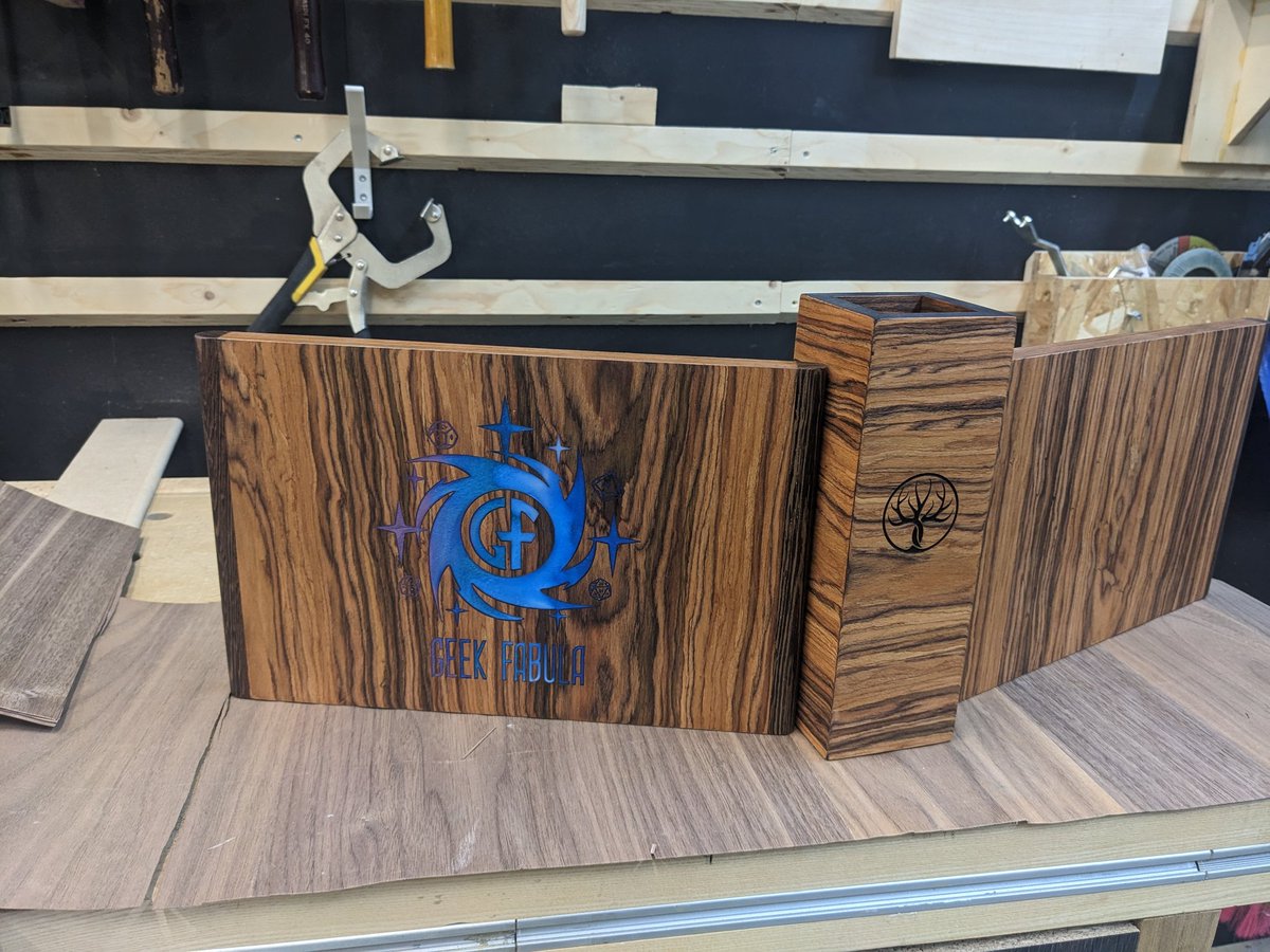 Un nouvel écran à rejoindre les internet !!
édition spéciale avec gravure et inclusion résine multicolore 
<a href="/GeekFabula/">Geek Fabula</a>