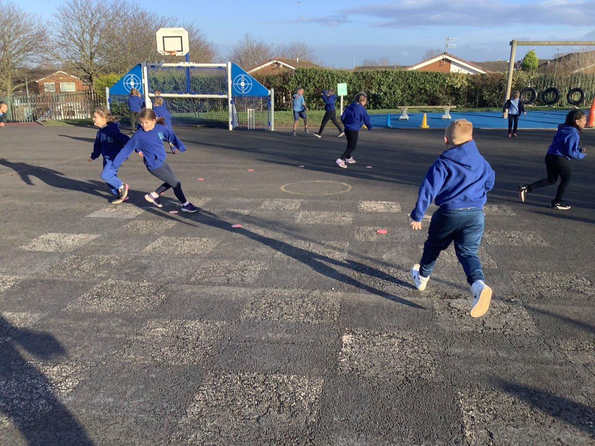 StAgnesY3's tweet photo. Year 3 had a great session in PE this afternoon in the sun ☀️ #stagnespe https://t.co/X2Z49a3mYW