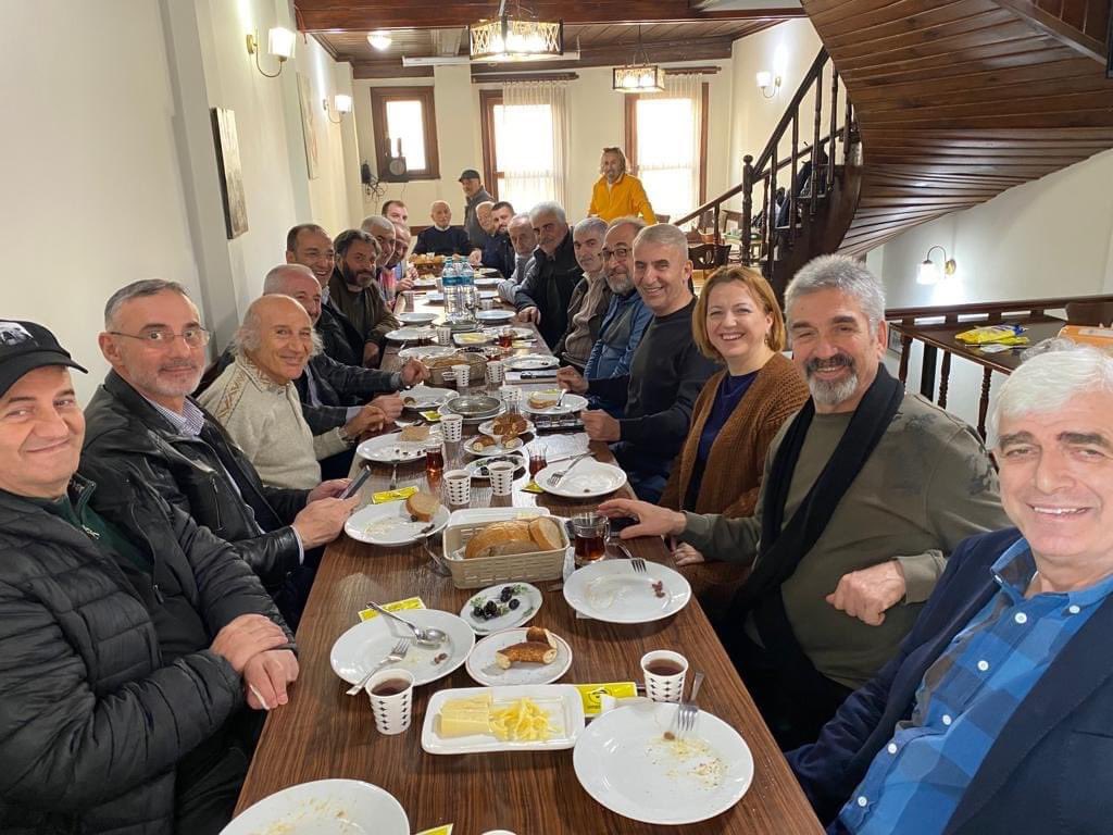 Rize Platformu Kadıköy’de bulunan Hemşin Derneği’ni platform yöneticisi Kenan Alan, platform üyeleri ULS Kargo Hava Yolları GM Şükrü Can, Telekom Müdürü Cemil Çakır, Savcı Hikmet Gülay, Prof. Dr. Firdevs Veziroğlu, TOKİ Uzmanı Harita Y. Mühendisi Muhammet Kasparoğlu,