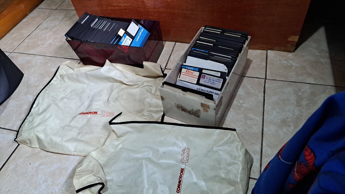 Gracias a <a href="/Jpalmerio1/">Jpalmerio</a> por haberme donado esta hermosa Commodore 128, totalmente funcional y con diskettera, juegos, joysticks, fundas, etc, etc. ¡Otra de esas máquinas que eran un sueño en su momento, hoy está acá conmigo!