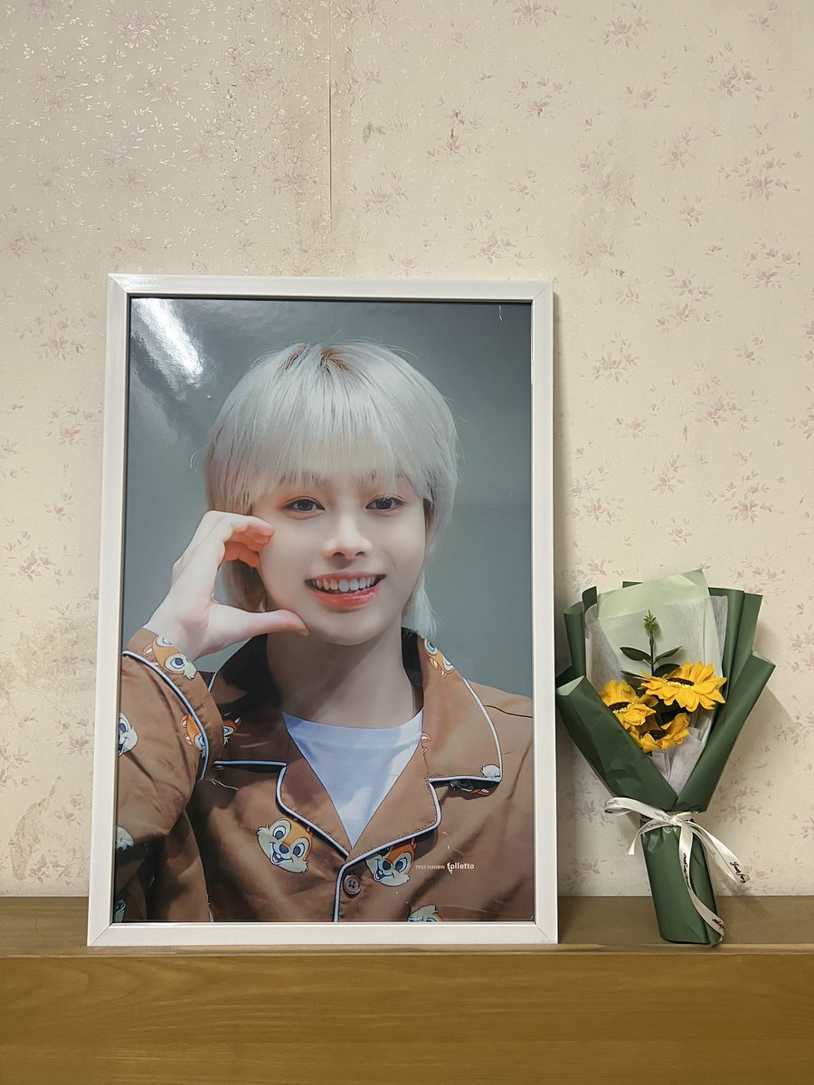 mysunshine1901's tweet photo. May mắn của 24 năm cuộc đời chắc dồn hết vào lần này rồi. Cảm ơn mọi người vì đã tổ chức buổi triển lãm ý nghĩa này. Mình rất vui khi được có mặt ở đây. Yêu mọi người, yêu Hanbin ^❤️^
#HANBIN #HANBIN_TEMPEST 
#HANBIN_1stPE_OurSunflower https://t.co/yF5DW1XBxY