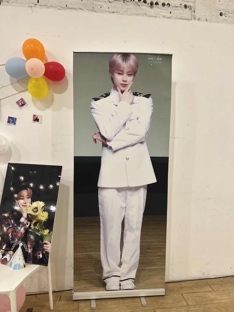 mysunshine1901's tweet photo. May mắn của 24 năm cuộc đời chắc dồn hết vào lần này rồi. Cảm ơn mọi người vì đã tổ chức buổi triển lãm ý nghĩa này. Mình rất vui khi được có mặt ở đây. Yêu mọi người, yêu Hanbin ^❤️^
#HANBIN #HANBIN_TEMPEST 
#HANBIN_1stPE_OurSunflower https://t.co/yF5DW1XBxY