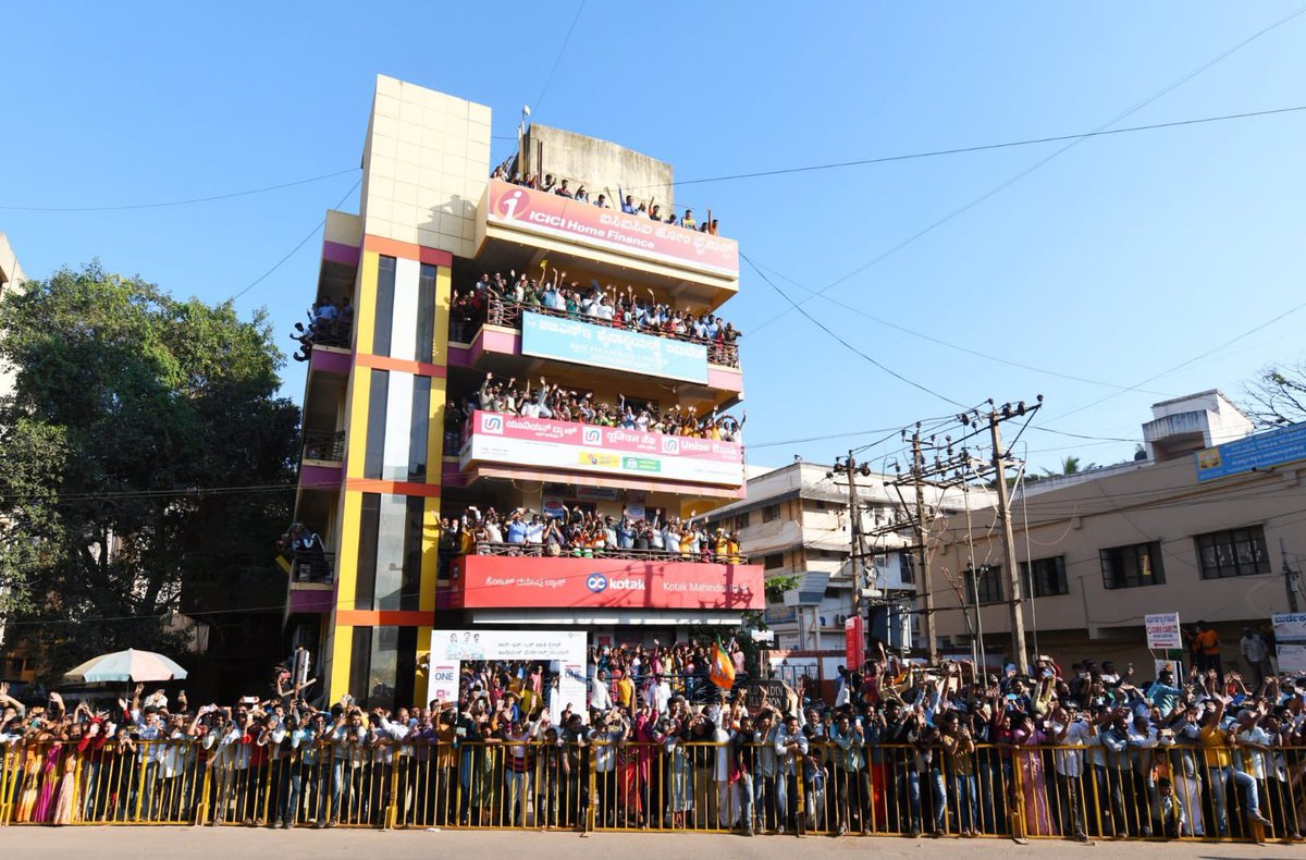 PemaKhanduBJP's tweet photo. अद्भुत, अविस्मरणीय, यादगार।

Rousing welcome to our beloved Prime Minister Adarniya Shri @narendramodi Ji at Hubbali.

Visuals of people's love &amp; affection 👇

#MODifiedKarnataka https://t.co/ZphkWOqIsh