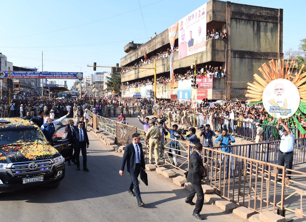 PemaKhanduBJP's tweet photo. अद्भुत, अविस्मरणीय, यादगार।

Rousing welcome to our beloved Prime Minister Adarniya Shri @narendramodi Ji at Hubbali.

Visuals of people's love &amp; affection 👇

#MODifiedKarnataka https://t.co/ZphkWOqIsh