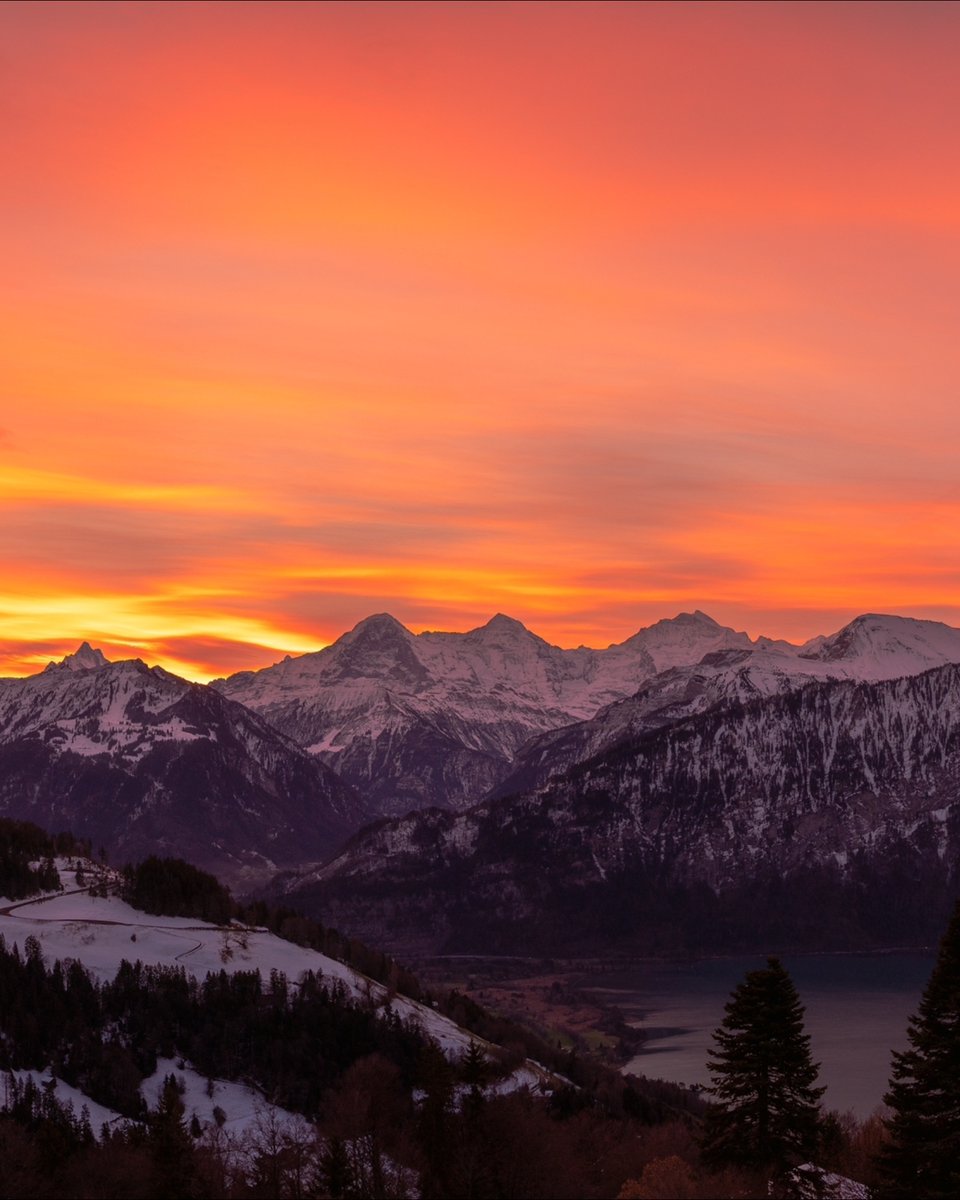 sbtBeatenberg's tweet photo. Wunderschöner Sonnenaufgang 

#sbtbeatenberg #sbtGaestehaus #sunrise #berneroberland #beatenberg #sbtGästehaus https://t.co/X9rUamutU4