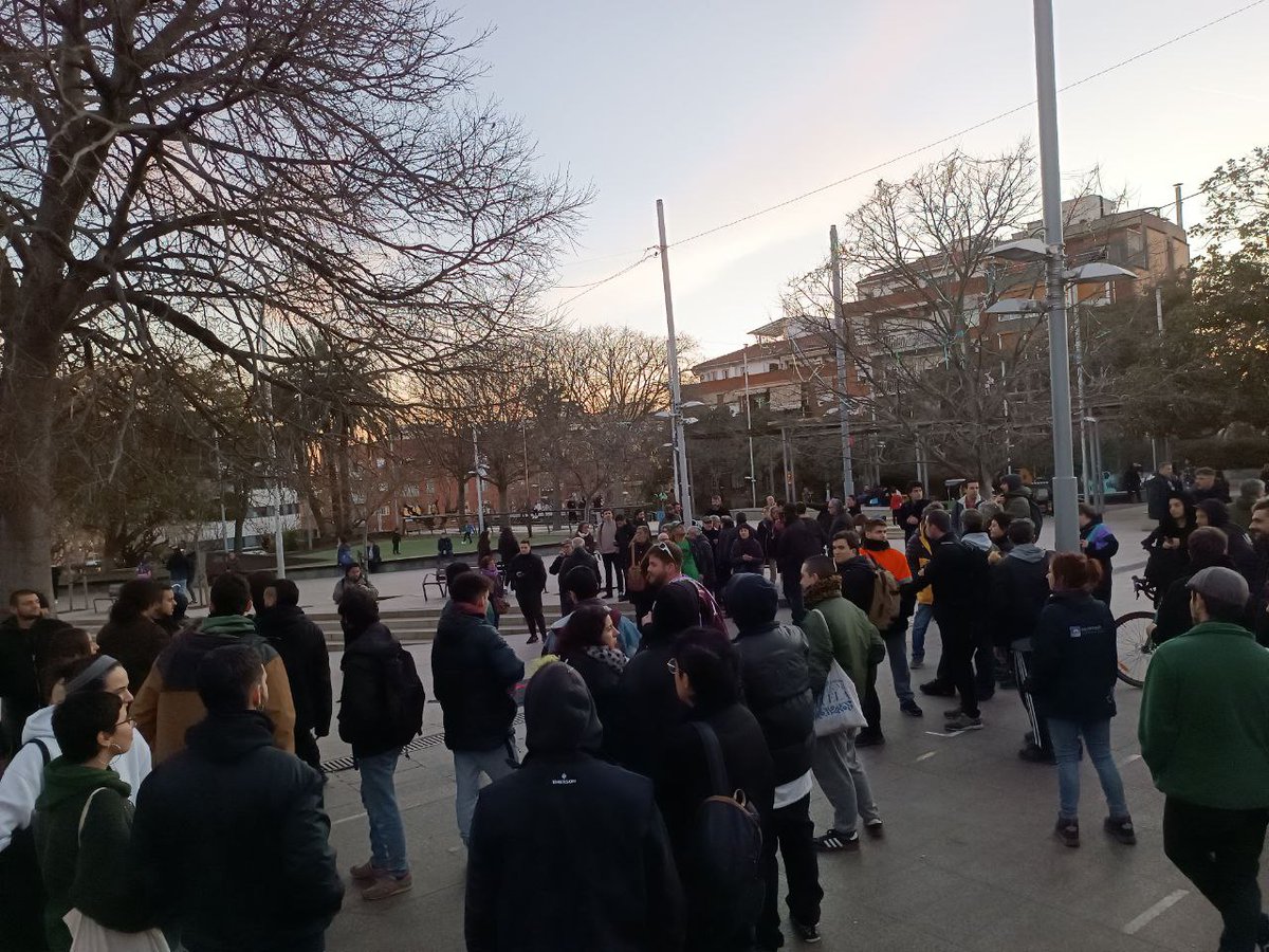 👉🏽 Estem a Santa Coloma de Gramenet concentrats en repudi al desallotjament del CSOA La Kasa Estudi 9.

🔴 Prou especulació als nostres barris. El barri no està en venta, el barri es defensa! ✊🏽🔥
