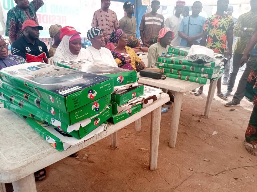 TolulopePhilli4's tweet photo. Hon. Tolulope Oluwafikayo Phillips provides solar energy for the community of Saraki in Abeokuta South Constituency. @PeterObi @AishaYesufu @NgLabourSupport @NgLabour @NGRLabourParty @LabourMinistry #abeokutasouth #abeokuta #tp4rep #ObiDattiInEnugu https://t.co/ciQ2gYVBpV