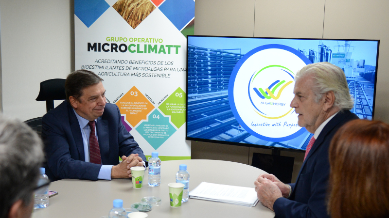 gobmapa's tweet image. 🗣El ministro @LuisPlanas subraya la función clave que pueden desempeñar los #bioestimulantes para desarrollar una #agricultura más sostenible, productiva y rentable. 
🟢 En el marco de su visita a la planta tecnológica de #microalgas @AlgaEnergy 
🔗 mapa.gob.es/es/prensa/ulti…