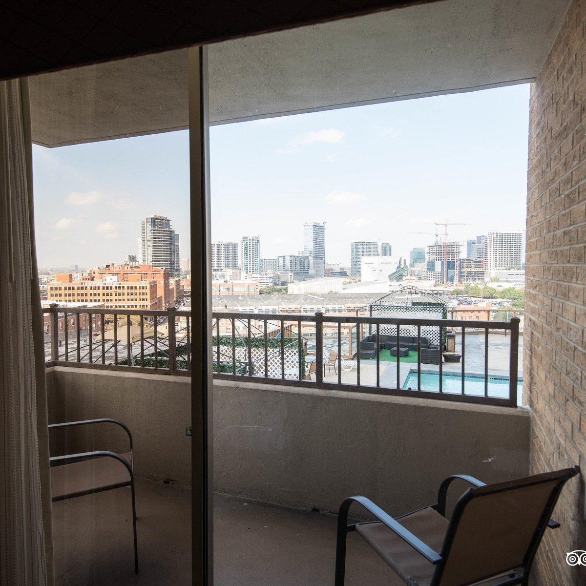 TheCrowneDallas's tweet photo. If #CrownePlazaHotel isn't on your list of favorite places, it must mean you've never been here to enjoy our #DowntownDallas view! https://t.co/HigPgSbIjh