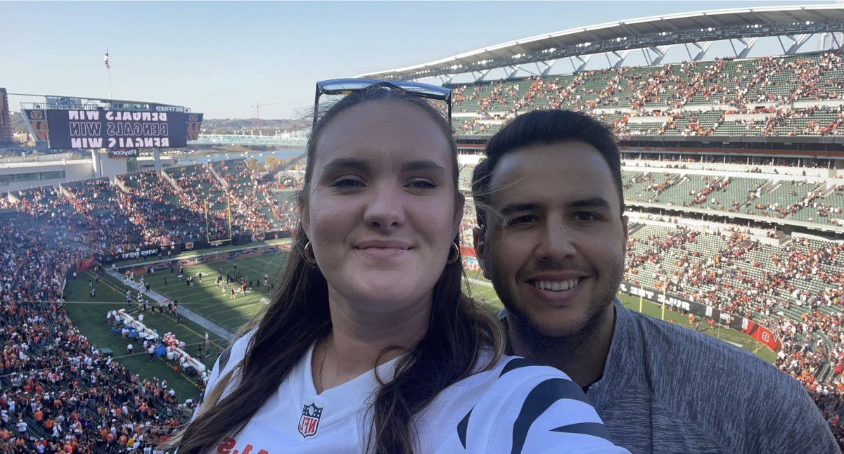 ecase112's tweet photo. @goldstarchili @Bengals Taking my boyfriend from LA to his first bengals game 🧡🖤 #contest #whodey https://t.co/Ypt0qhzq89