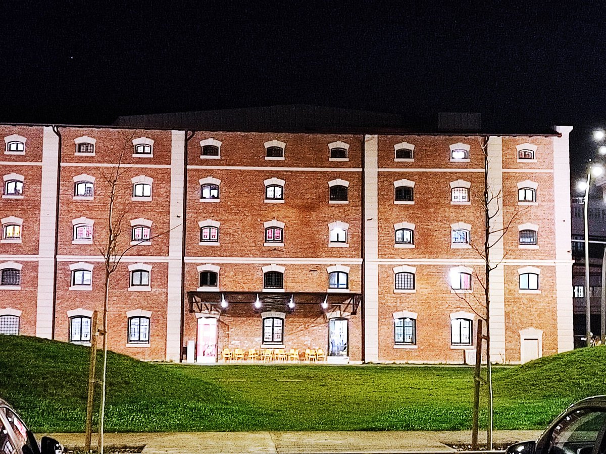 Odosmo mi u noć... Ponekad je teško vjerovati da je ovo bilo urušeno skladište duhana. Nastavljamo sutra u 8. Vidimo se. :) djecjakuca.hr