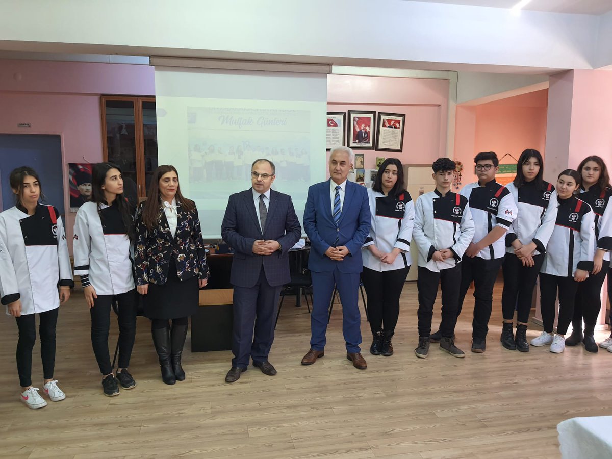 İstanbul Tuzla'da  19.Uluslararası Mutfak Günlerinde lise öğrencileri arasında düzenlenen Yemek yarışmasında  17 altın 🏅 alan öğrencilerimizi  Kaymakamımız  Dr.Süheyl Üçer  Mil. Eğit. Müd. Ogün Derse  tebrik ettiler. <a href="/nznsener/">Nazan ŞENER</a> <a href="/MucahitYentur/">Murat Mücahit Yentür</a> <a href="/AhmetSuheylUcer/">Dr. Ahmet Süheyl Üçer</a> <a href="/OGNDERSE/">OGÜN DERSE</a>