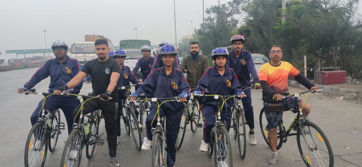 utsav1543's tweet photo. #Sabarmaticyclerally 
Day-6
@ArvindKapoorTYG
@HQ_DG_NCC
@NCC_Dte_Gujarat
@narendramodi
@DefencePRO_Guj
@GujaratPolice
@13Guj
मैं GJ 16 को धन्यवाद देना चाहता हूं जिन्होंने हमारा शानदार स्वागत किया और हमारा समर्थन किया। https://t.co/wgeA0trMT1