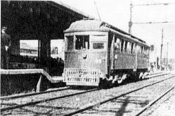 ①線路奥に駅舎と思われる建物が写っており、途中駅の明石駅前駅だとこのような駅構造はあり得ない
②一枚目の現存する明石駅前駅の写真(出典②)では相対式ホームだった
③「明石の城下町」(出典③)によるとかつて明石駅は上写真通りの線路配置だった

このことから上写真は明石駅の写真と考えられる。 