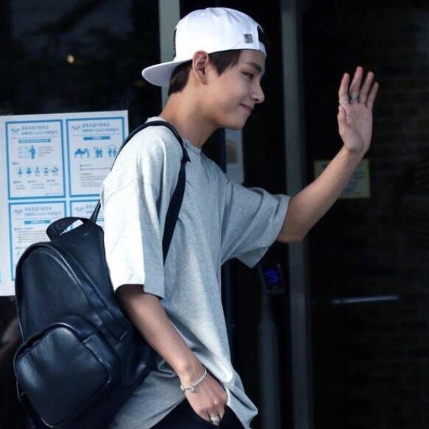 taehyung pretty hands tweet media