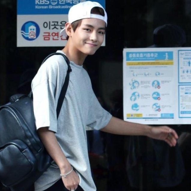 taehyung pretty hands tweet media