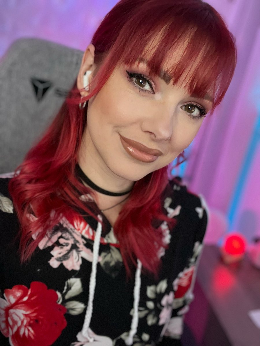 It’s #giveaway day! Come hang out and get your entires !! I won’t be back until Monday!

#retweet for a chance at the giveaway 

#live in 15 twitch.tv/Gingrbredbeauty 

#redhead #streamer #twitchgirls #twitch