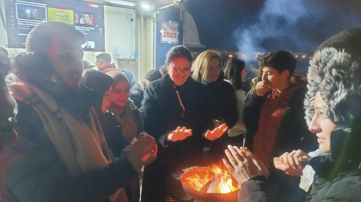 ibabelgin's tweet photo. Bugün de #GENÇLİK dedik!
#Edirne İl Gençlik Kolları üyelerimiz, Trakya Üni. AK Gençlik ve yeni seçmen kardeşlerimiz ile #Meriç kıyısında buluştuk.
Birlikte pişirdik, birlikte yedik.
Şarkılar türküler söyledik. 
Sazımıza sözümüz; sohbetimize birliğimiz karıştı
Var olun gençler!🤗 https://t.co/sXPEC8mIx3