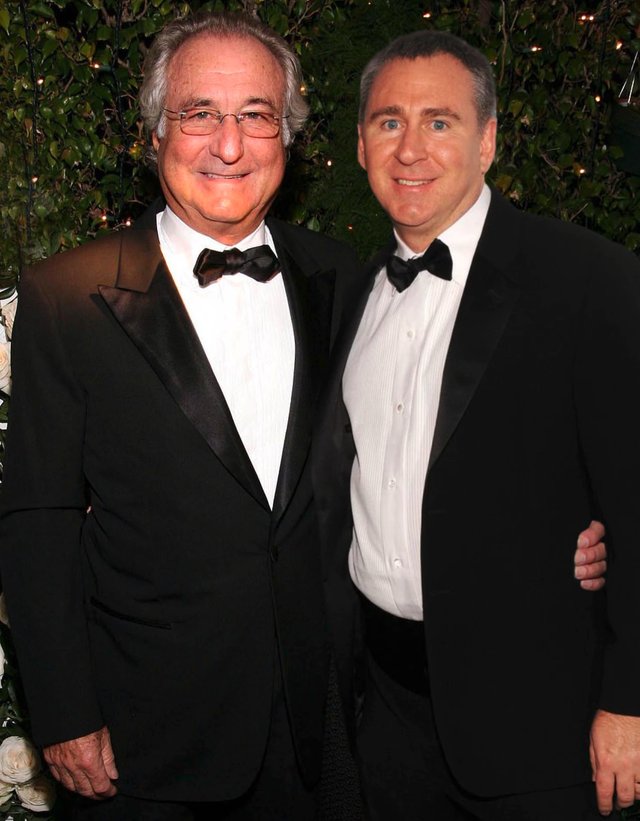 P_MackD's tweet image. A #PonziScheme requires a constant flow of new assets to survive. 

The market maker on the left invented #paymentfororderflow and got it legalized thru roundtables at @SECGov

The MM on the right spends the most on it every year. 

($1.42Billion in 2021)