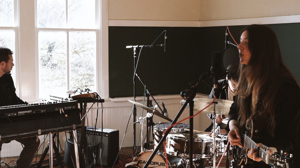 MamaBirdRC's tweet photo. Here's @AnnaTivel performing "Heroes" for The Schoolhouse Sessions, our new series filmed at our humble HQ. Anna's delivery here is #chefskiss +tremendous accompaniment by Micah Hummel &amp; Galen Clark. Excited to share more of these this year 🍎

Watch: https://t.co/JAobOosqpv https://t.co/QhIRBvQAw1