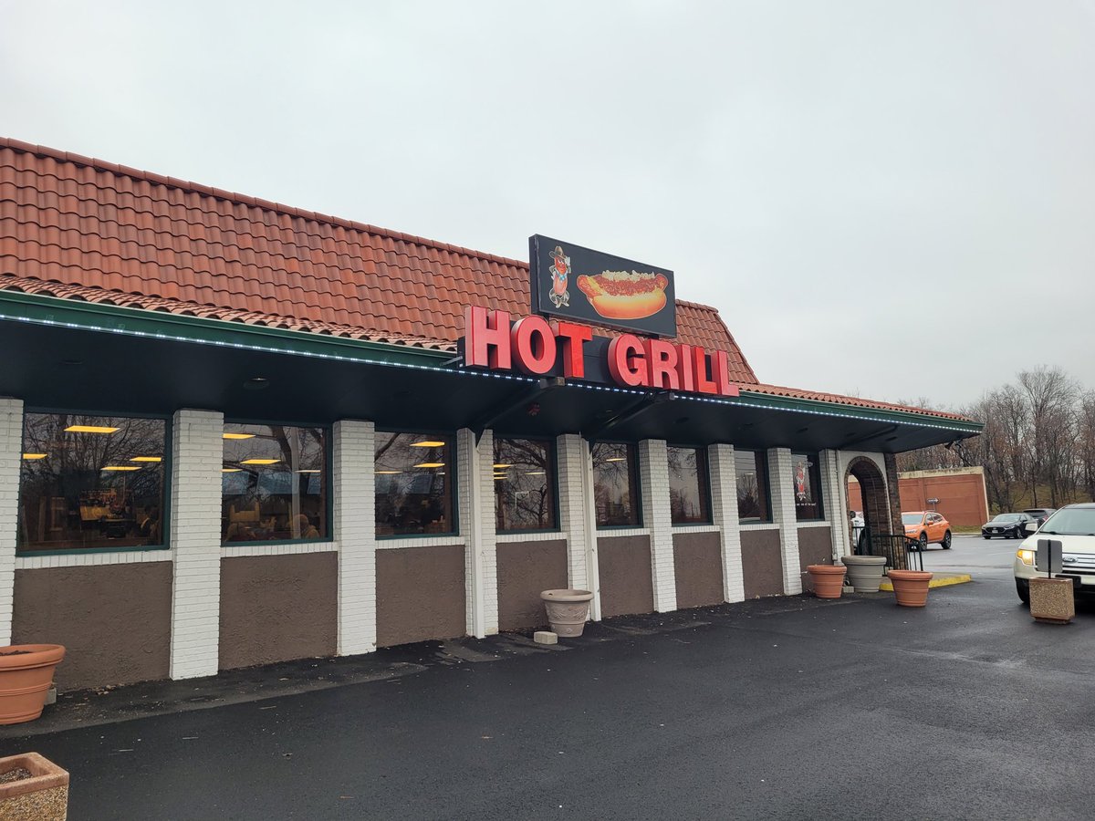 OmiGoodness4's tweet photo. You know a place is a classic when they have their own ordering language.. Frenchy 1, Cheeseburger all the way! #njclassic #hotgrill https://t.co/FieMOoU3Kz