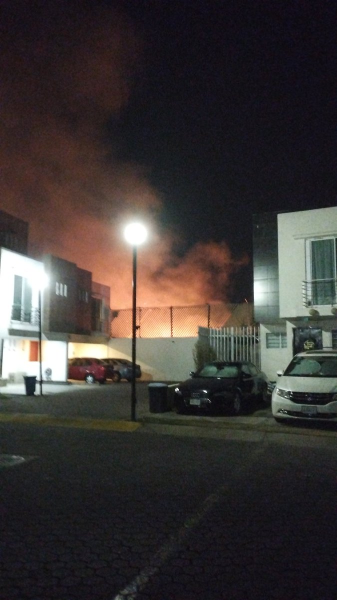 jorgeelpere3's tweet photo. Buenas días quiero presentar una queja de quema intencional de pastizal que afecta todos los días a los vecinos del fraccionamiento Rinconada de los frenos y sus alrededores, si se percatan varias veces nos está apoyando bomberos pero ya es muy molesta la situación. @ZapopanGob https://t.co/OyuCRhGvvM