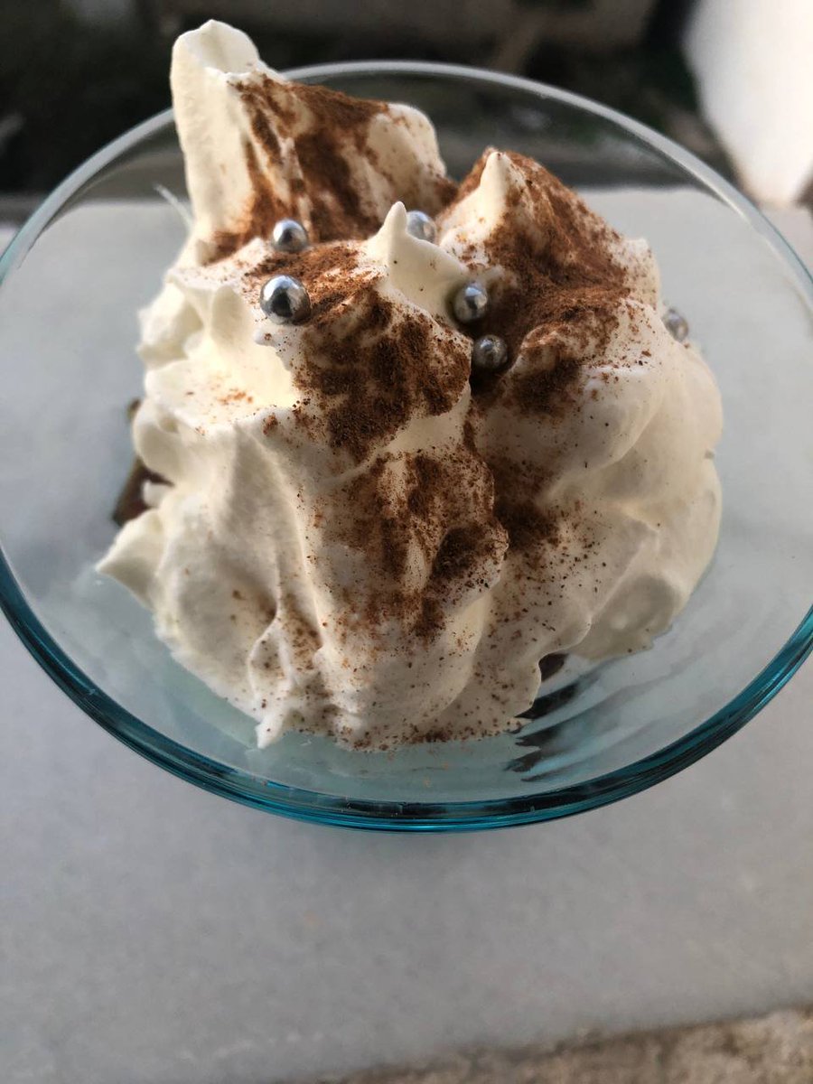 Probando nuevas recetas con café: Gelatina de café y crema chantilly. Todo hecho por mi. Bastante fácil, la verdad. Y está de muerte. Receta en el hilo.